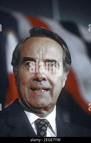 FILEBILDER: WASHINGTON, DC. USA, 28. März 1988United Staaten Senator und Präsidentschaftskandidat Robert Dole (R-KS) spricht seine Kampagne Hauptquartier Mitarbeiter sagen, dass er im Rennen um die republikanische Nominierung für Präsident trotz seiner Kommentar in der Vorwoche, dass Vizepräsident George H.W. bleiben Bush würde wahrscheinlich die Nominierung der Partei gewinnen Kredit: Mark Reinstein/MediaPunch Kredit: MediaPunch Inc/Alamy Live News Stockfoto