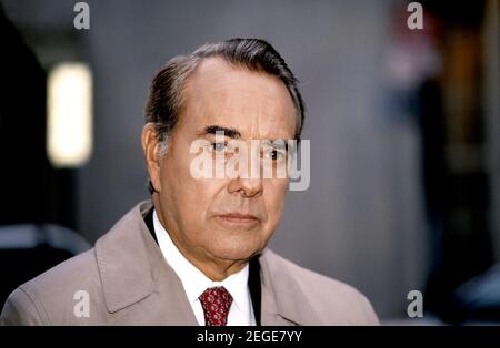 FILEBILDER: WASHINGTON, DC. USA 1993Senator Robert Dole (R-KS) im Gespräch mit Reportern außerhalb der ABC-Studios nach dem Auftritt am Sonntagmorgen Talks "Diese Woche" Credit: Mark Reinstein/MediaPunch Credit: MediaPunch Inc/Alamy Live News Stockfoto