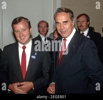 DATEI BILDER: Chicago Illinois, USA, 21. August 1987 Vereinigte Staaten Senator Robert Dole (R-KS) spricht bei einer Spendenaktion der Republikanischen Partei Kredit: Mark Reinstein/MediaPunch Kredit: MediaPunch Inc/Alamy Live Nachrichten Stockfoto