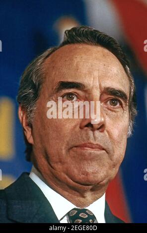 FILEBILDER: WASHINGTON, DC. USA, 28. März 1988United Staaten Senator und Präsidentschaftskandidat Robert Dole (R-KS) spricht seine Kampagne Hauptquartier Mitarbeiter sagen, dass er im Rennen um die republikanische Nominierung für Präsident trotz seiner Kommentar in der Vorwoche, dass Vizepräsident George H.W. bleiben Bush würde wahrscheinlich die Nominierung der Partei gewinnen Kredit: Mark Reinstein/MediaPunch Kredit: MediaPunch Inc/Alamy Live News Stockfoto