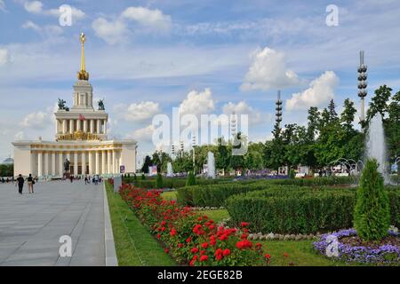 Moskau, Russland - 25. august 2020: Touristen gehen entlang der zentralen Avenue des VDNH. Ausstellung der Errungenschaften der Volkswirtschaft ist eine ständige Gattungen Stockfoto