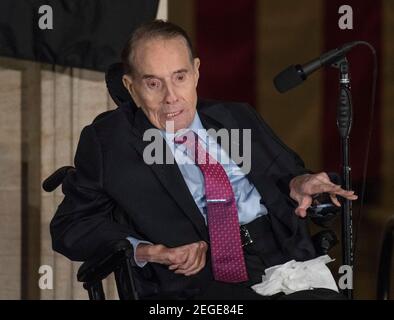 FILEBILDER: Der ehemalige US-Senator Bob Dole (Republikaner von Kansas) nimmt am Mittwoch, 17. Januar 2017, bei einer Zeremonie zu seinen Ehren in der Rotunde des US-Kapitols die Goldmedaille des Kongresses entgegen. Der Kongress hat Goldmedaillen als höchsten Ausdruck nationaler Wertschätzung für herausragende Leistungen und Beiträge in Auftrag gegeben. Dole diente im Kongress von 1961 bis 1996, war der Senat GOP-Führer von 1985 bis 1996, und war der 1996 republikanischen Partei Nominee für Präsident der Vereinigten Staaten.Kredit: Ron Sachs/CNP /MediaPunch Kredit: MediaPunch Inc/Alamy Live N Stockfoto