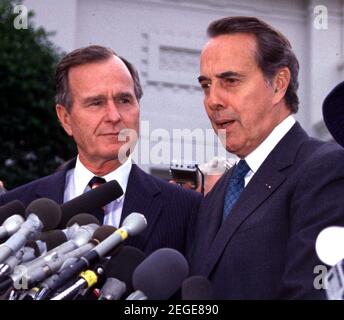 BILDER DER AKTE: Der designierte Präsident der Vereinigten Staaten George H.W. Bush und der Minderheitsführer des US-Senats, Bob Dole (Republikaner von Kansas), treffen sich am 28. November 1988 im Old Executive Office Building in Washington, DC mit Reportern.Quelle: Ron Sachs /MediaPunch Quelle: MediaPunch Inc/Alamy Live News Stockfoto