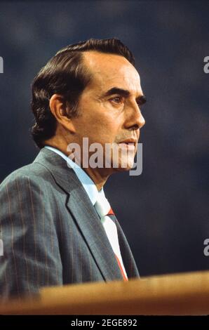 FILEBILDER: Senator Bob Dole (Republikaner von Kansas) der Vereinigten Staaten hält am 19. August 1976 seine Dankesrede als republikanischer Kandidat für den Vizepräsidenten der Vereinigten Staaten von 1976 bei der Republikanischen Nationalversammlung in der Kemper Arena in Kansas City, Missouri. Quelle: Arnie Sachs/CNP /MediaPunch Quelle: MediaPunch Inc/Alamy Live News Stockfoto