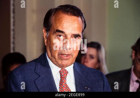 DATEI BILDER: Der Minderheitsführer des US-Senats Bob Dole (Republikaner von Kansas) diskutiert auf einer Pressekonferenz auf dem Capitol Hill am 27. Oktober 1993 über das Clinton-Gesetz zur Gesundheitsreform.Quelle: Ron Sachs/CNP /MediaPunch Quelle: MediaPunch Inc/Alamy Live News Stockfoto