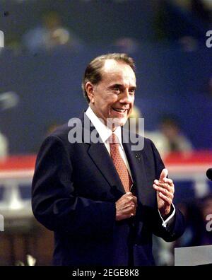 FILEBILDER: Der ehemalige US-Senator Bob Dole (Republikaner von Kansas) spricht am 1. August 2000 im ersten Union Center in Philadelphia, Pennsylvania, zur Republikanischen Nationalkonvent 2000.Quelle: Ron Sachs/CNP /MediaPunch Quelle: MediaPunch Inc/Alamy Live News Stockfoto