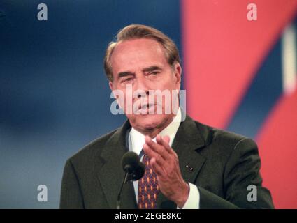 FILEBILDER: Der ehemalige US-Senator Bob Dole (Republikaner von Kansas) hält seine Rede und akzeptiert die Nominierung der Republikanischen Partei als Kandidat für den Präsidenten der Vereinigten Staaten im San Diego Convention Center in San Diego, Kalifornien am Donnerstag, 15. August 1996.Quelle: Ron Sachs/CNP /MediaPunch Quelle: MediaPunch Inc./Alamy Live News Stockfoto