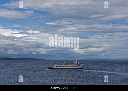 Die Pentland Venture, beginnen, Weg zu machen und voran nach dem Verlassen des kleinen Hafens bei John OÕGroats, an einem Summers Abend im Mai. Stockfoto