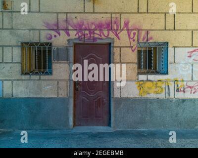 Breslau September 21 2019 Holztüren versperrten Fenster und Graffiti Lackierungen an der Wand Stockfoto
