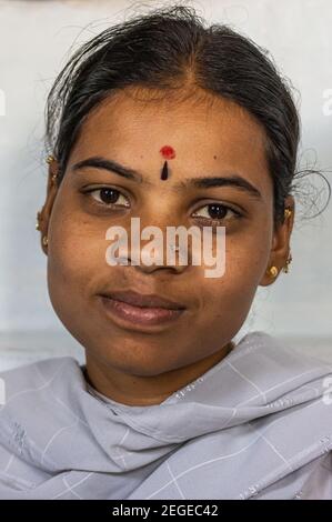 Anegundi, Karnataka, Indien - 9. November 2013: Lepakshi Kunsthandwerk Non-Profit. Gesichtsbildnis der jungen Künstlerin mit Schmuck und grauem Schal. Stockfoto