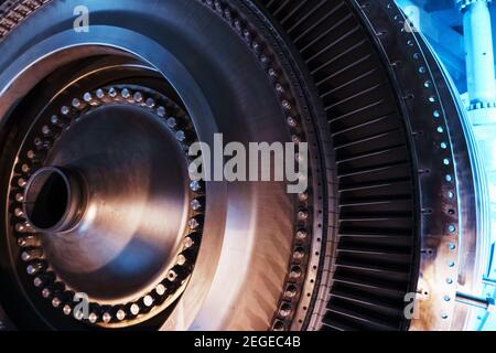 Turbinengeneratorrotor mit Rotorblättern und Scheiben, Innenansicht. Elemente, Details und Mechanismen von Windenergieanlagen. Energie und Maschinenbau Stockfoto