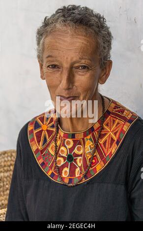 Anegundi, Karnataka, Indien - 9. November 2013: Lepakshi Kunsthandwerk Non-Profit. Portrait von Michelle Chiarel, belgische Leiterin und Mentorin von Stockfoto