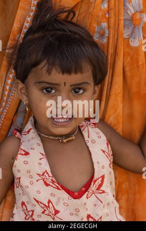 Anegundi, Karnataka, Indien - 9. November 2013: Lepakshi Kunsthandwerk Non-Profit. Portrait eines kleinen Mädchens, das mit ihrer Mutter im Studio wohnt. Stockfoto