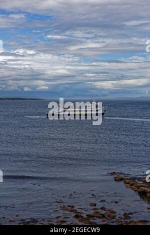 Die Pentland Venture, beginnen, Weg zu machen und voran nach dem Verlassen des kleinen Hafens bei John OÕGroats, an einem ruhigen Abend. Stockfoto