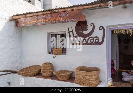 Anegundi, Karnataka, Indien - 9. November 2013: Lepakshi Kunsthandwerk Non-Profit. Weiße Fassade der Genossenschaft mit THWAA-Logo und Anzeige von einigen Stockfoto