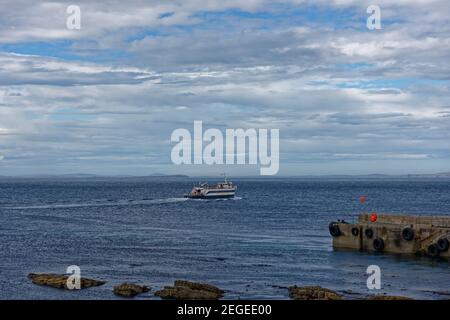 Die Pentland Venture Passenger Ferry auf ihrem Weg zu den Orkney Inseln an einem ruhigen Abend im Mai unter einem bewölkten Himmel. Stockfoto