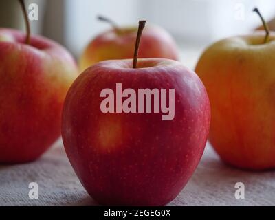 Frische Äpfel auf dem Tisch aus der Nähe. Bio-Früchte. Stockfoto