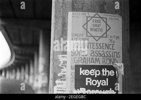 Großbritannien, West London, Notting Hill / Ladbroke Grove Area, 1973. Ein Plakat für eine Live-Musik (lokale Bands) Benefizveranstaltung unter dem Westway (A40) erhöhte Doppelstraße. Stockfoto