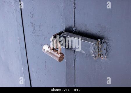 Schließen Sie eine schwarze Metalltür aus der Nähe Stockfoto