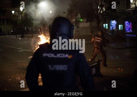 Madrid, Spanien. Februar 2021, 17th. Die Bereitschaftspolizei schießt am 17. Februar 2021 Gummibälle auf Demonstranten in Madrid, Spanien. (Foto von Fer Capdepon Arroyo/Pacific Press/Sipa USA) Quelle: SIPA USA/Alamy Live News Stockfoto