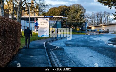 Menschen zu Fuß zum Impfzentrum, Royal Highland Showground, Ingliston, Edinburgh, Schottland, VEREINIGTES KÖNIGREICH Stockfoto