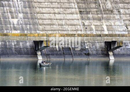 Montana Fish and Game Monitoring Fischpopulationen unterhalb des Libby Dam am Kootenai River. Lincoln County, Montana. (Foto von Randy Beacham) Stockfoto