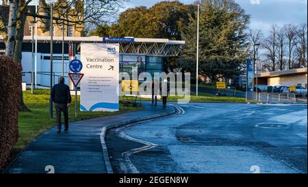 Menschen zu Fuß zum Impfzentrum, Royal Highland Showground, Ingliston, Edinburgh, Schottland, VEREINIGTES KÖNIGREICH Stockfoto