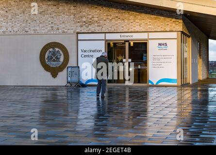 Älterer Mann, der das Covid-19 Impfzentrum betritt, Royal Highland Showground, Ingliston, Edinburgh, Schottland, VEREINIGTES KÖNIGREICH Stockfoto