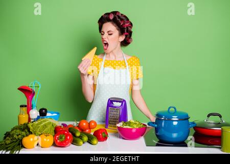 Portrait von ihr sie schön attraktiv glamourös kindisch lustig Hausfrau Machen inländischen Restaurant Gericht Mahlzeit Mittagessen mit Spaß Hobby Freizeit Beißen Stockfoto