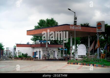 Indische Ölbenzinpumpe Tankstelle an einem bewölkten Tag Da die Preise für  Benzin und Diesel ihre jemals getroffen Höchste Werte Stockfotografie -  Alamy