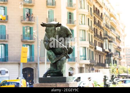 Barcelona, Spanien, August 2019. Bronzeskulptur des Bull Thinker in Barcelona Stockfoto