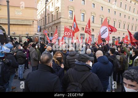 Rom, Italien. Februar 2021, 18th. Rom, Piazza San Silvestro: Demonstration der Basisgewerkschaften gegen die Regierung Draghi. Redaktionelle Verwendung Nur Kredit: Unabhängige Fotoagentur/Alamy Live Nachrichten Stockfoto