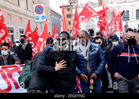 Rom, Italien. Februar 2021, 18th. Rom, Piazza San Silvestro: Demonstration der Basisgewerkschaften gegen die Regierung Draghi. Redaktionelle Verwendung Nur Kredit: Unabhängige Fotoagentur/Alamy Live Nachrichten Stockfoto