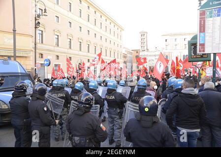 Rom, Italien. Februar 2021, 18th. Rom, Piazza San Silvestro: Demonstration der Basisgewerkschaften gegen die Regierung Draghi. Redaktionelle Verwendung Nur Kredit: Unabhängige Fotoagentur/Alamy Live Nachrichten Stockfoto