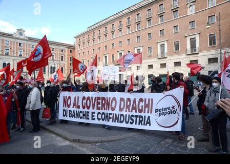 Rom, Italien. Februar 2021, 18th. Rom, Piazza San Silvestro: Demonstration der Basisgewerkschaften gegen die Draghi-Regierung nur redaktionelle Verwendung Kredit: Unabhängige Fotoagentur/Alamy Live News Stockfoto
