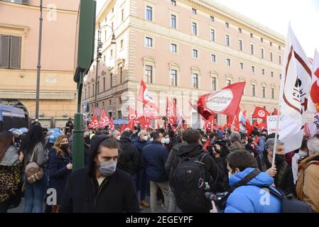 Rom, Italien. Februar 2021, 18th. Rom, Piazza San Silvestro: Demonstration der Basisgewerkschaften gegen die Regierung Draghi. Redaktionelle Verwendung Nur Kredit: Unabhängige Fotoagentur/Alamy Live Nachrichten Stockfoto