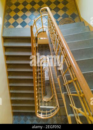 Von oben nach unten Blick auf Wendeltreppe mit gelbem Geländer Stockfoto