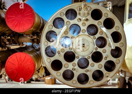 Nahaufnahme von Raketenwerfern eines Militärhubschraubers Stockfoto