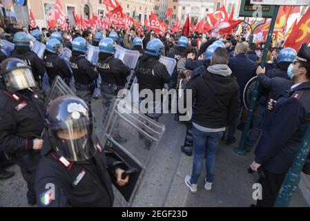 Rom, Italien. Februar 2021, 18th. 2/18/2021 - Rom, Piazza San Silvestro: Demonstration der Basisgewerkschaften gegen die Regierung Draghi. Nur redaktionelle Verwendung (Foto: IPA/Sipa USA) Quelle: SIPA USA/Alamy Live News Stockfoto