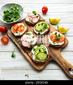 Sandwiches mit gesundem Gemüse und Micro Greens auf einem hölzernen Tabelle Stockfoto