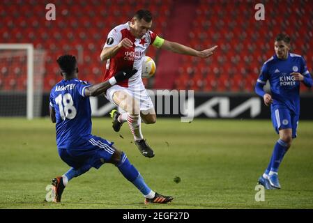 Prag, Tschechische Republik. Februar 2021, 18th. L-R Fußballspieler DANIEL AMARTEY von Leicester und JAN BORIL von Slavia in Aktion während der zweiten Runde der European Football League Eröffnungsspiel: SK Slavia Praha gegen Leicester City F.C in Prag, Tschechische Republik, 18. Februar 2021. Kredit: Ondrej Deml/CTK Foto/Alamy Live Nachrichten Stockfoto