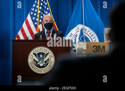 Washington, Vereinigte Staaten Von Amerika. Februar 2021, 17th. US-Heimatschutzsekretär Alejandro Mayorkas während einer Pressekonferenz, nachdem DHS am 17. Februar 2021 in Washington, DC über F11 Millionen gefälschte N95 Masken beschlagnahmt hatte. Quelle: Planetpix/Alamy Live News Stockfoto