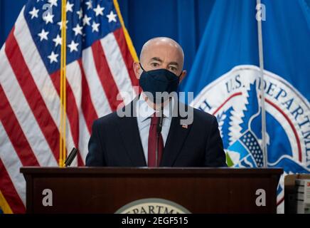 Washington, Vereinigte Staaten Von Amerika. Februar 2021, 17th. US-Heimatschutzsekretär Alejandro Mayorkas während einer Pressekonferenz, nachdem DHS am 17. Februar 2021 in Washington, DC über F11 Millionen gefälschte N95 Masken beschlagnahmt hatte. Quelle: Planetpix/Alamy Live News Stockfoto