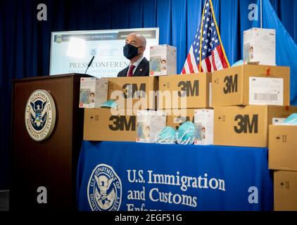 Washington, Vereinigte Staaten Von Amerika. Februar 2021, 17th. US-Heimatschutzsekretär Alejandro Mayorkas während einer Pressekonferenz, nachdem DHS am 17. Februar 2021 in Washington, DC über F11 Millionen gefälschte N95 Masken beschlagnahmt hatte. Quelle: Planetpix/Alamy Live News Stockfoto
