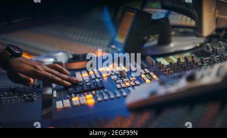 Nahaufnahme eines Surface Control Desk Equalizer-Mischers. Tasten, Fader, Schieberegler für Broadcast, Aufnahme, Wiedergabe Hit Song. Künstler arbeitet in der Musik Stockfoto