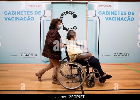 Lissabon, Portugal. Februar 2021, 18th. Am 18. Februar 2021 laufen die Menschen an Impfständen vorbei, nachdem sie im Sportkomplex Sao Domingos de Rana in Cascais, Portugal, mit dem Impfstoff Pfizer-BioNTech Covid-19 geimpft wurden. Portugal setzt die erste Phase der Impfung gegen COVID-19 für Bürger über 80 oder Risikogruppen fort, da die Zahl der neuen offiziell bestätigten COVID-19-Fälle seit Ende Januar zurückgeht. Quelle: Pedro Fiuza/ZUMA Wire/Alamy Live News Stockfoto