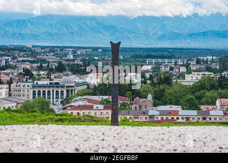 Schwarzes Metallkreuz mit Kutaissi Stadtpanorama im Hintergrund, ein Denkmal in der Nähe der Bagrati Kathedrale, Kutaissi, Georgien Stockfoto