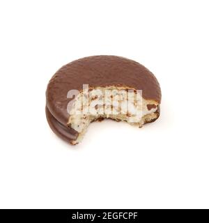 Ein Stück Schokoladenkuchen Chokopie gebissen ab isoliert auf Eine perspektivische Ansicht mit weißem Hintergrund Stockfoto