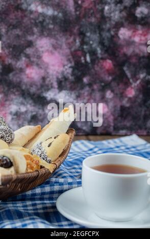 Mischung von Cookies in der Platte mit einer Tasse serviert Von earl Grey Tea Stockfoto