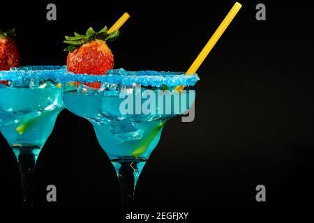 Ein leckerer martini-Cocktail mit Eis und Erdbeeren auf einem Schwarzer Hintergrund Stockfoto